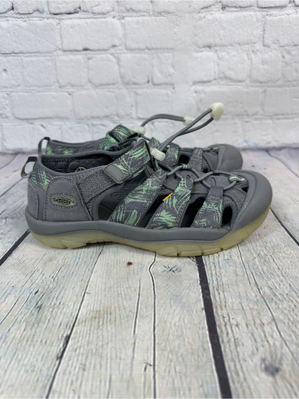 Keen Kids Newport H2 Sandals glow in the dark size 4